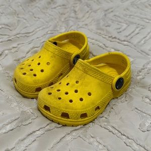 toddler 6c crocs in yellow